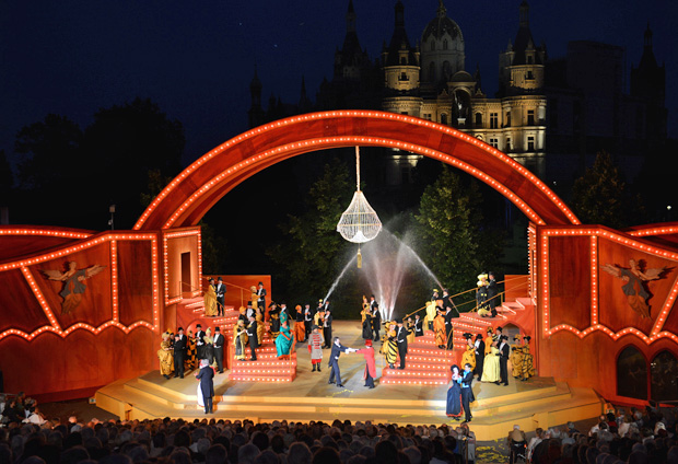 Schlossfestspiele Schwerin: 41 Mikros auf 18 Fadern