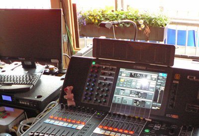 Die 41 Mikrofone des Orchesters werden über die sehr kompakte Oberfläche des Yamaha CL1 verwaltet
