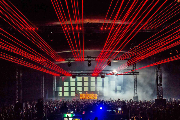 Powerbeam Lasersticks von Lightline im Palastzelt