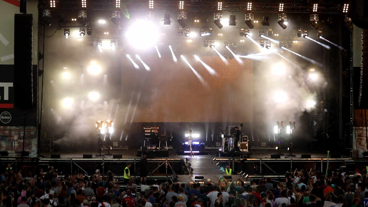 Hundreds und das Orange Light Team gehen mit PROLIGHTS auf Tour