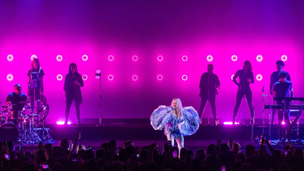 Cate Carter inszeniert Ellie Goulding mit Creative Light 1 Plus