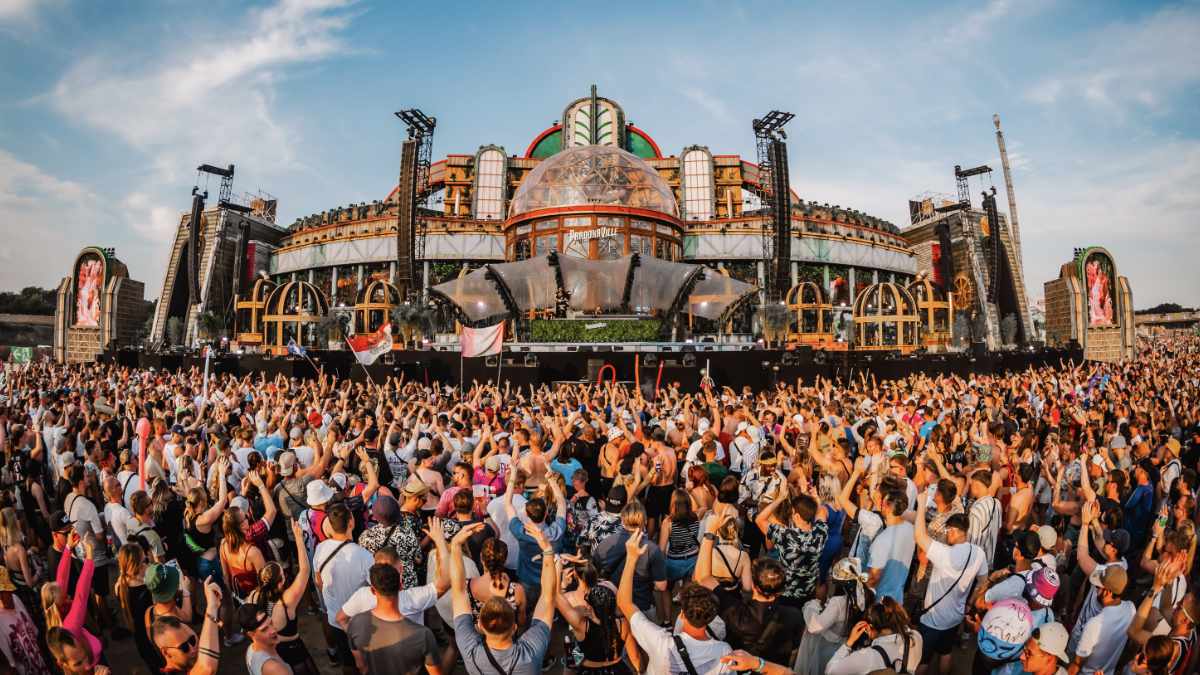 Meyer Sound PANTHER und 2100-LFC beim PAROOKAVILLE