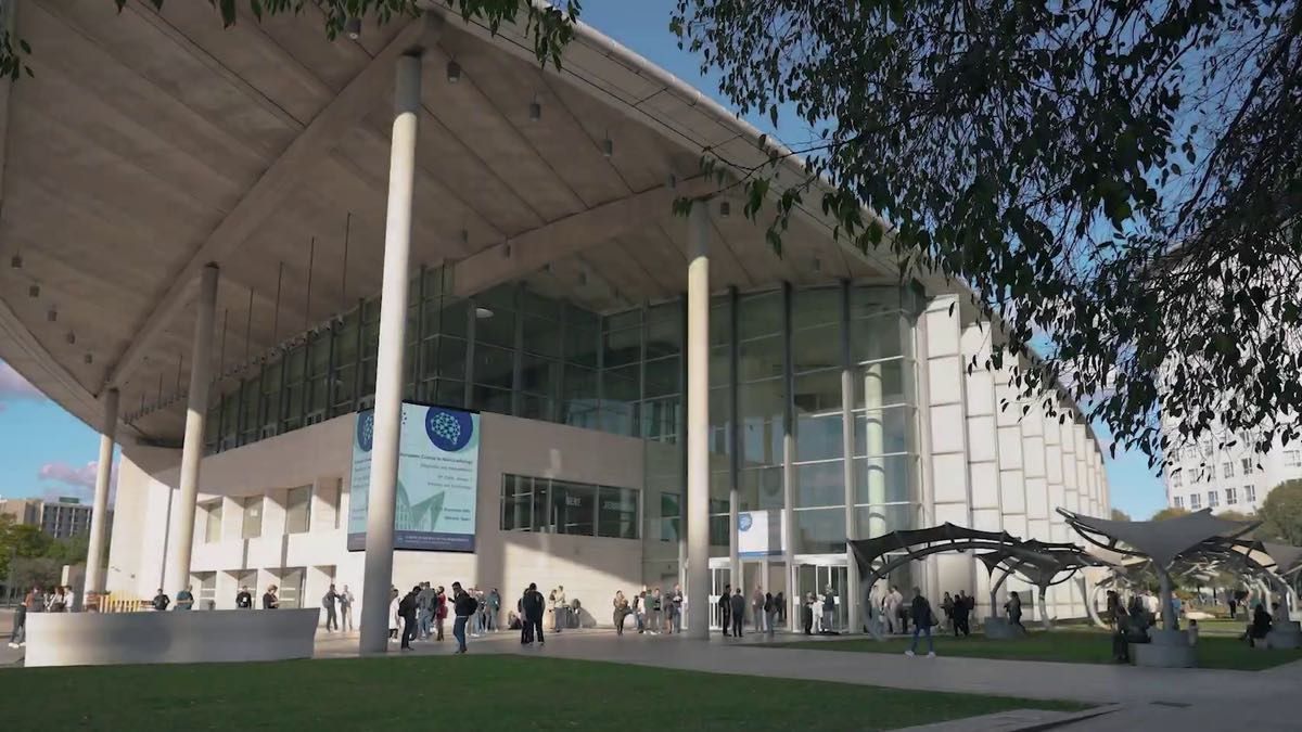 Kongresszentrum in Valencia erneuert sich mit TITAN-Projektoren