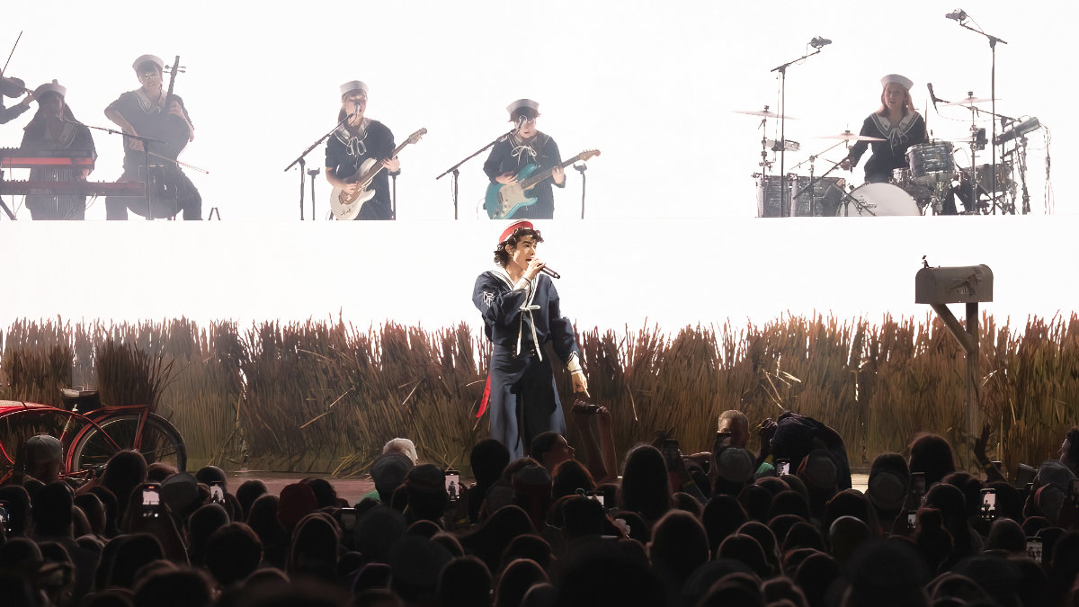 Mikki Kunttu und CHAUVET Professional touren mit Conan Gray