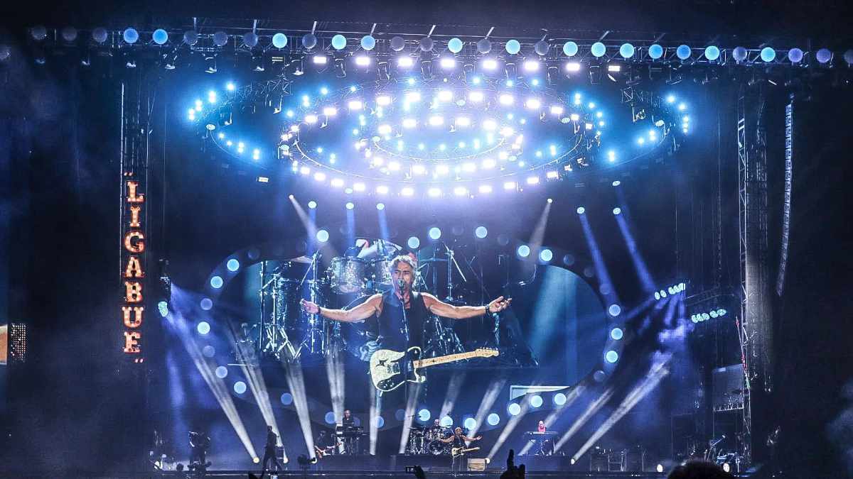 Luciano Ligabue Open Air mit 240 CHAUVET Scheinwerfern
