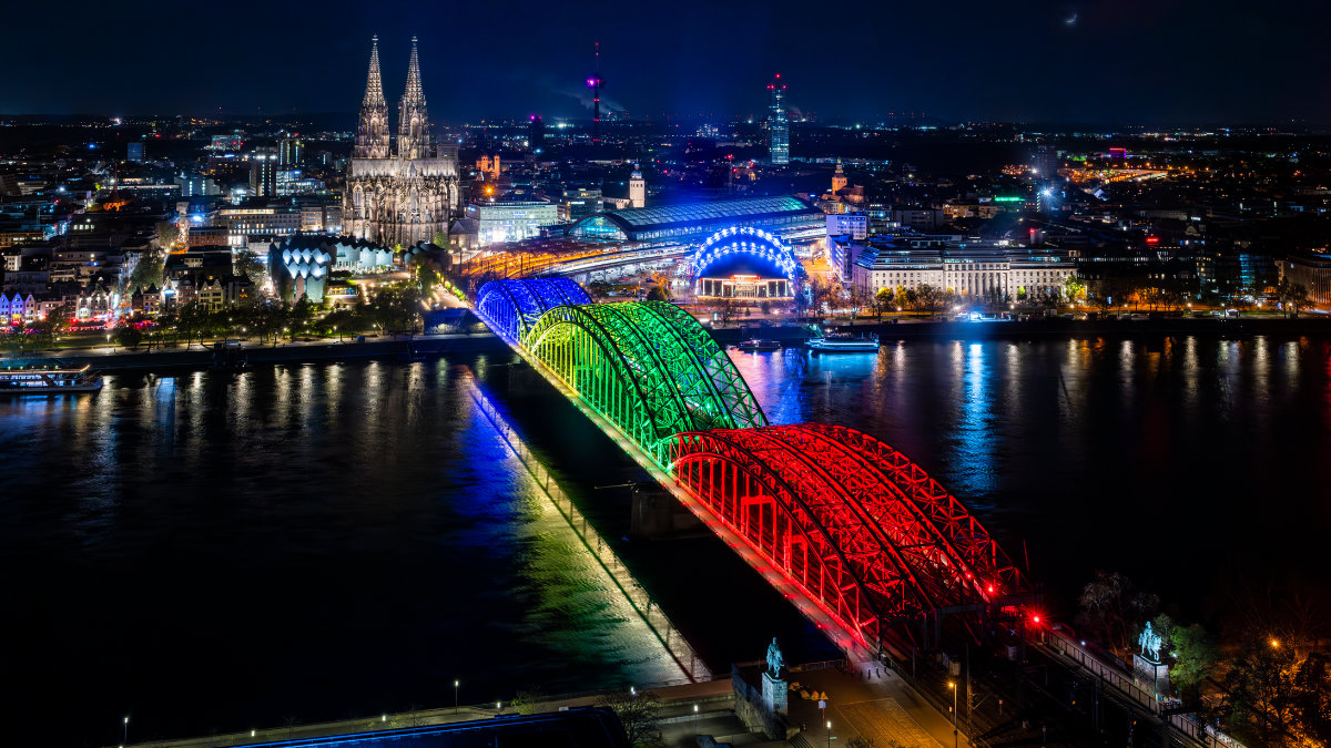 ROXX NEO beleuchtet Hohenzollernbrücke