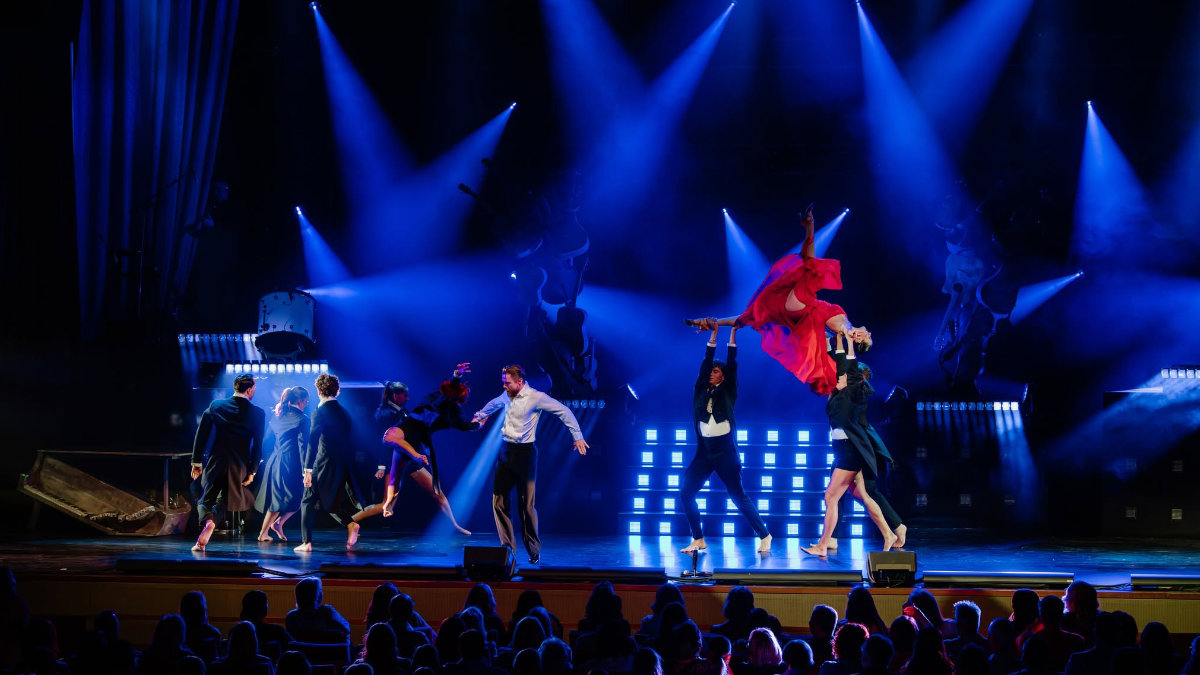 Derek Hough tanzt mit CHAUVET Professional durch die USA