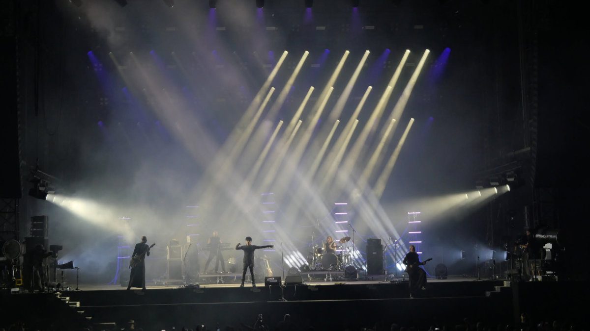 Gary Numan spielt vor dreieckiger CHAUVET-Videowand