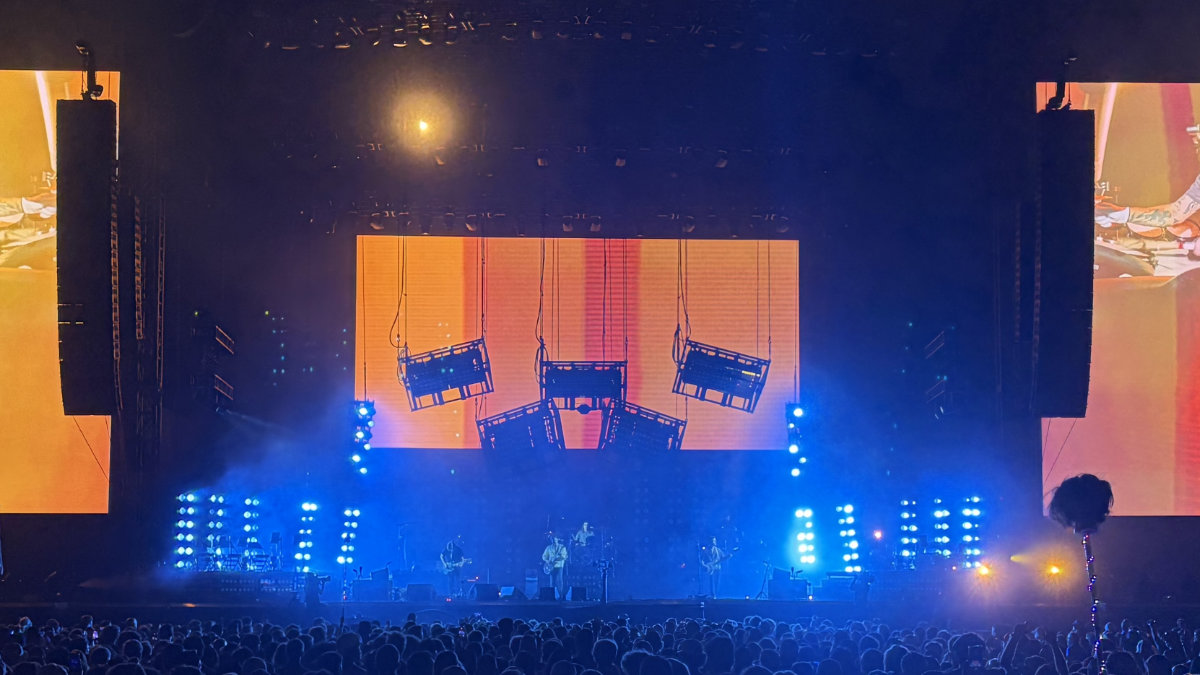 Kings of Leon spielen unter fünf fahrenden Lichtpods